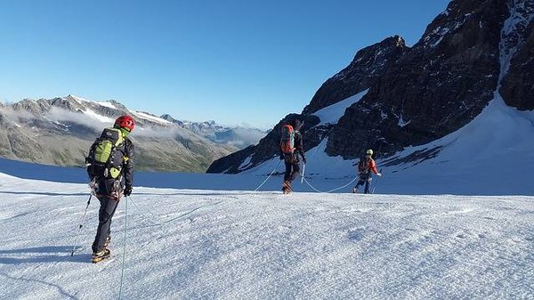 Comment choisir le bon équipement pour pratiquer un sport en extérieur en fonction des conditions météorologiques et du terrain